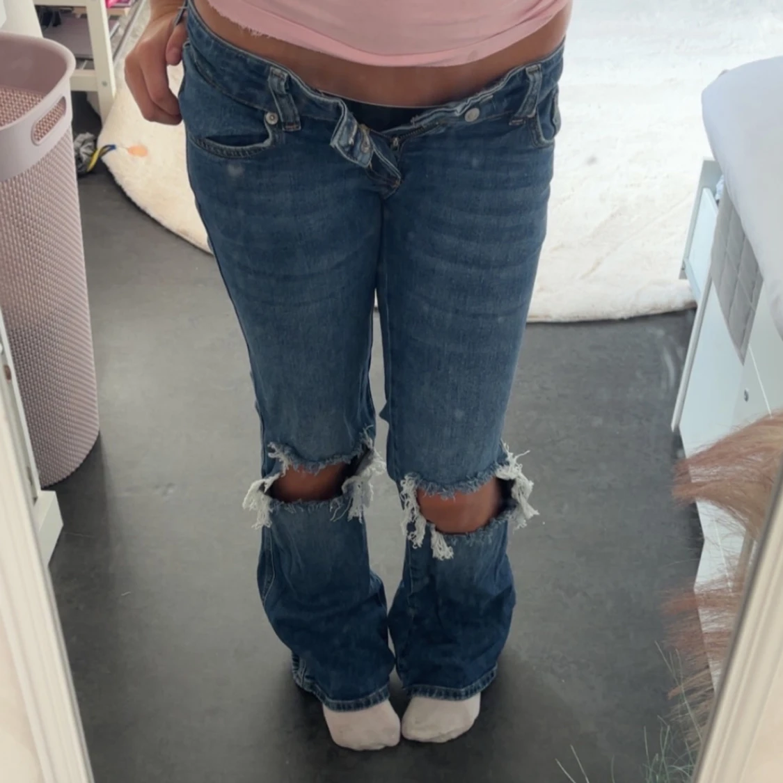 Blå bootcut jeans med slitna knän XS