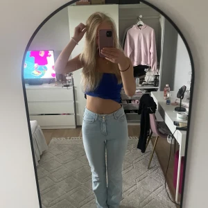 Ljusblå raka jeans från Zara - Säljer ett par ljusblå jeans från Zara med klassisk femficksdesign och raka ben. Jeansen har normal passform och midja. Perfekta till en enkel topp eller hoodie för en chill look.