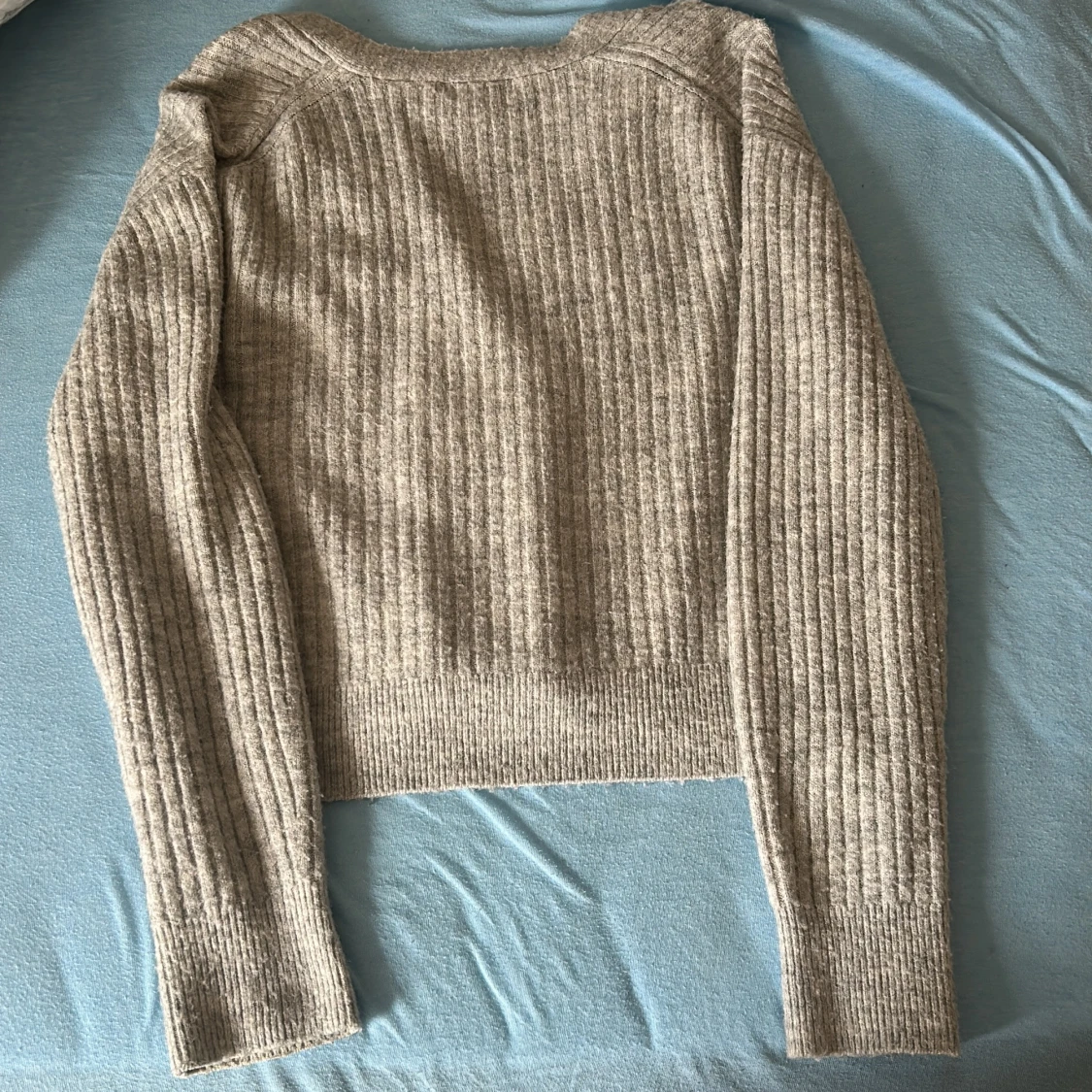 Grå ribbstickad kofta med knappar - 2