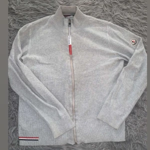 Moncler kofta - Snygg grå kofta från Moncler med hel dragkedja. Privat chatt för mer info