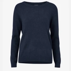 Mörkblå stickad tröja med rund hals - En enkel och stilren mörkblå stickad tröja med rund halsringning och långa ärmar. Tröjan har ribbade muddar vid ärmslut och nederkant, vilket ger en klassisk look. Perfekt att matcha med jeans eller kjol för en avslappnad stil.