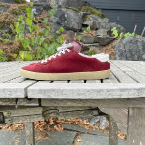 Saint Laurent skor - Här är mina saint Laurent skor som är sparsamt använda och har en väldigt unik cool färg. Skulle säga att de är 8/10 skick. Ställ frågor om ni har 😊