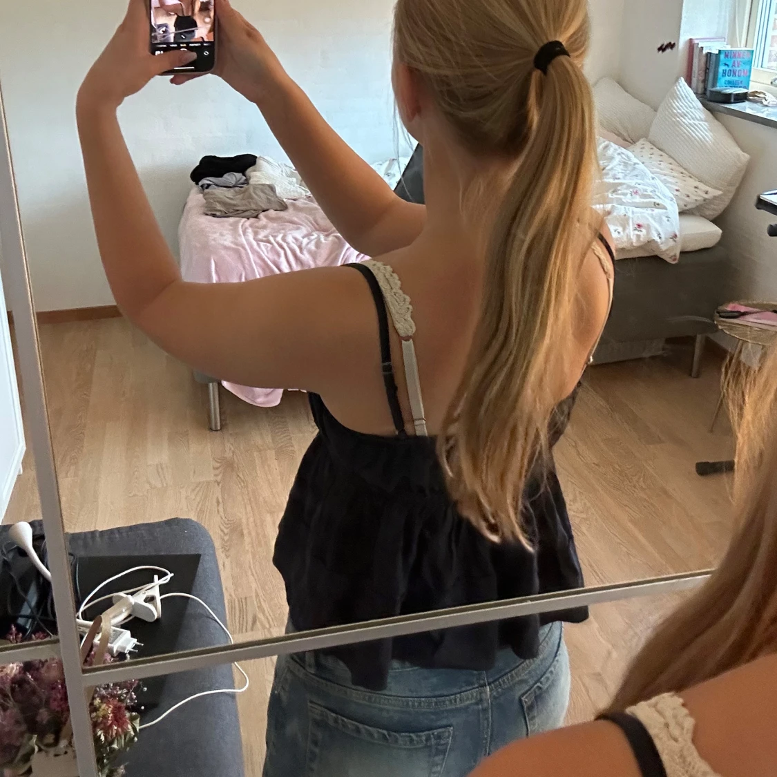 Mörkblå topp med volang - 1