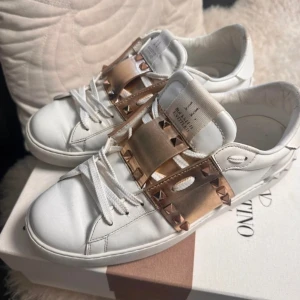Valentino Rockstud - Snygga damskor från Valentino | Skorna har färgen vit med guld/rosa detalj | Skorna är i storlek 40 | Box och påse följer med vid köp | Pris kan diskuteras om du följer samt snabb affär | Skriv vid frågor | Självklart äkta |