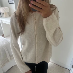 Beige stickad kofta  - En super söt beige stickad kofta, använd några gånger därför lite nopprig🩷