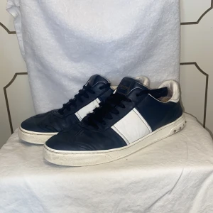 Valentino flycrews  marinblå/vit - Säljer nu mina marinblå valentino flycrews då jag köpt nya skor. Materialet av skon är skinn. Storleken är 44 men passar 43. Några nitar är borta på skorna annars är de i bra skick. Kan tänka mig gå ner i pris vid snabb affär 