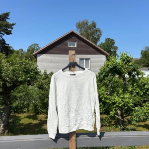 Vit sweatshirt från M&S Collection - En stilren vit långärmad tröja från M&S Collection i mjuk bomull. Tröjan har rund halsringning. Passar s-m eller rymlig för xs