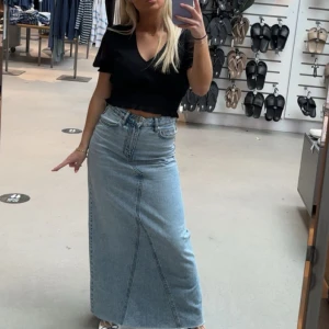 Ljusblå lång jeanskjol - Säljer en snygg ljusblå lång jeanskjol, passar 34 med💕