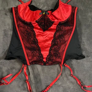 Svart och röd korsett - Length: 40cm Waist: 38cm x2 Cup: ↕️15cm↔️16cm