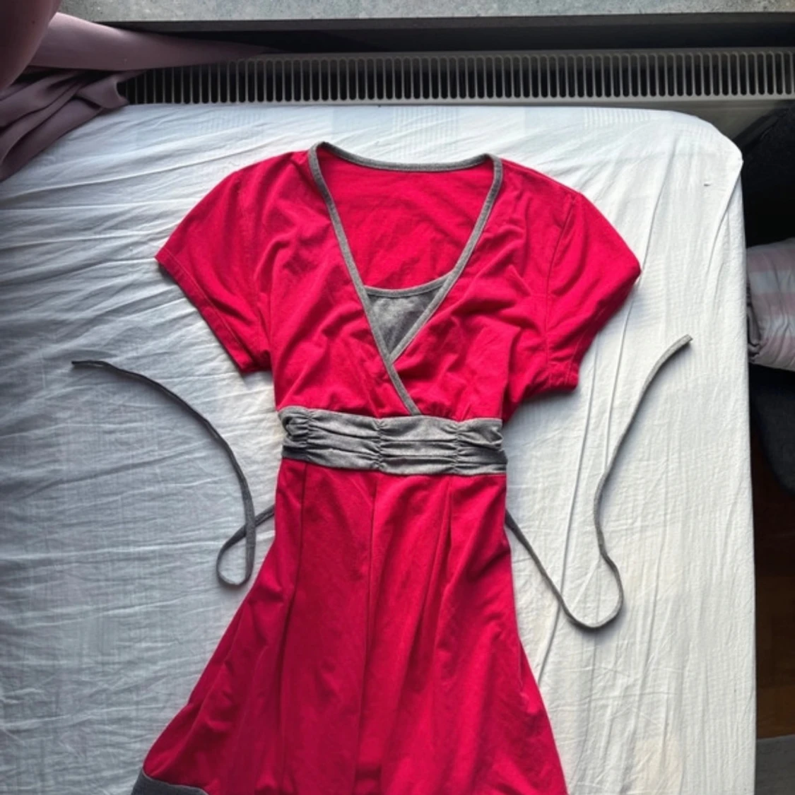 Röd omlotttopp med grå detaljer - 4