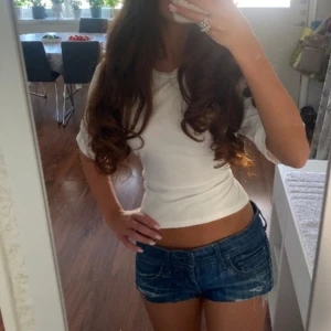 Blå lowwaist mini jeansshorts från only - Snygga low waist mini jeansshorts i strl 36, !!priset är lägre än vanligt eftersom ja tror nån har klippt dem då de finns hål längst ner på bakfickorna som dock inte syns, bortsett från det är de i väldigt bra skick kan skicka fler bilder om de behövs! kommer fler unika jeansshorts/kjolar så följ!!