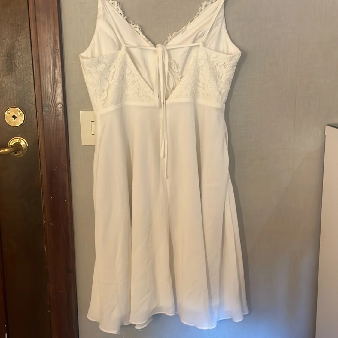 Vit spetsklänning med v-ringning - 2