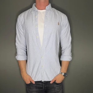 Ralph lauren skjorta - Hej säljer nu min fina Ralph lauren skjorta i storlek M. Den är i nyskick och kommer vara otroligt snygg på sommaren. Nypris cirka 1600kr! Vi kommer att sälja liknande produkter nu i sommar så glöm inte följa profilen!🌊🍾