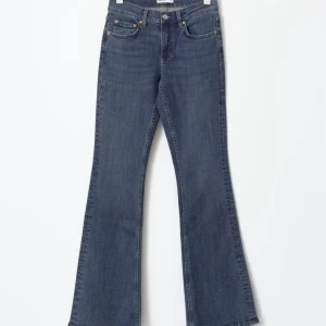 lågmidjade jeans i bootcut - Säljer mina lågmidjade jeans i bootcut från gina. Knappt använda är i ett mycket fint skick. Passar mig i längden perfekt som är 170. Lånad bild kom privat för egna 💌