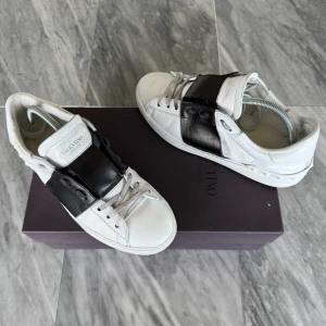 Valentino skor - Valentino Open - Skick: Fint skick - Tillbehör: Valentino kort - Nypris: 6000kr - TrendWardrobe