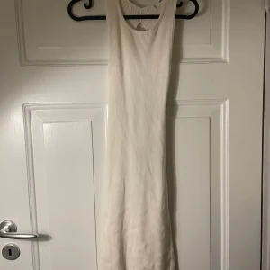 Vit klänning med öppen rygg  - Super fin créme vit klänning från mango med öppen rygg. Storlek M men är stretchig så passar både större och mindre.