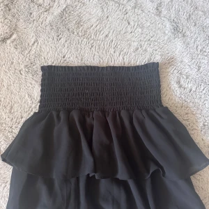 Svart volangkjol från Chelsea XS - Söt kjol från Chelsea. Köpt i Göteborg för ett år sedan använd bara några per gånger. Köpt för 599kr och säljer för 200