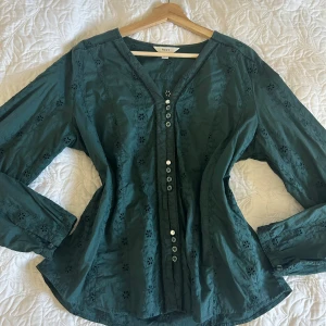 Broderad blus - Mörkgrön broderad blus med knappar och långa ärmar 