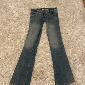 Low waist ljusblåa jeans - säljer nu dessa low waist jeans💓 har sytt om från low waist till low waist så sömmarn kan vara ojämna osv💓 som på sista bilden går säkert att fixa💓💓