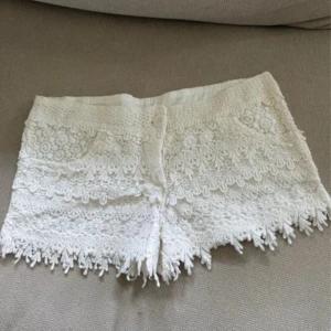 Vita spetsiga shorts - Står M men sitter mer som en S. Bra skick men de var för stora för mig tyvärr. 