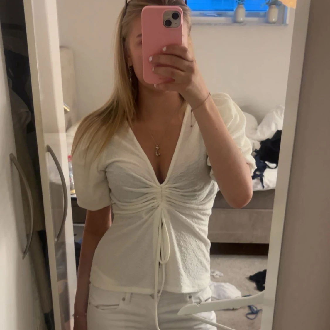 Vit blus med puffärm och snörning - 1