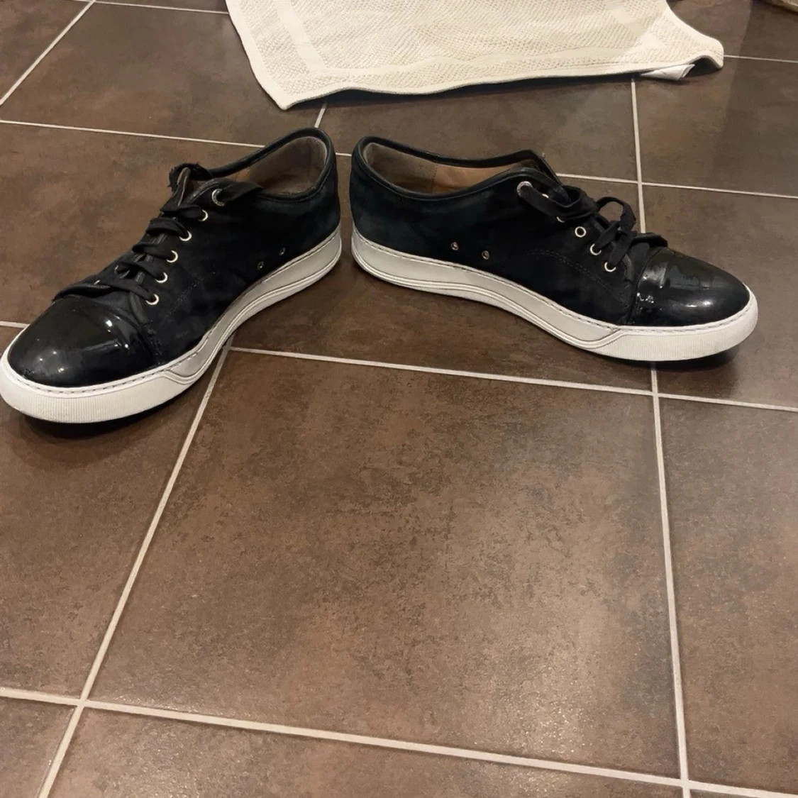 Svarta sneakers från Lanvin med lackdetalj - 1