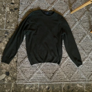 Kaschmir blend tröja - Grön stickad tröja med bla kaschmir tröja köpt i Florens. Använd men fortfarande i bra skick. Står ingen storlek men gissar M