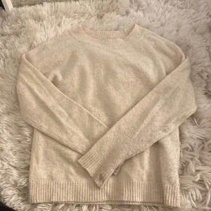 söt beige stickad tröja från veromoda! - jättgullig fast har använts en del 🐬🐬🌊☺️💘🫰🏼