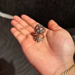 Chrome Hearts ring - Säljer min Chrome Hearts ring eftersom har börjat sluta använda den. Gjort av rosfritt stål och storleken är jag inte 100% på men säkert size 9-10 (USA sizing) vilket motsvara till 59.5 - 62.1mm (EU sizing)