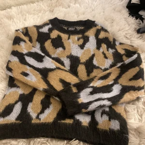 leopard mönstrad stickad tröja från vila - jättesöt, fick i julklapp och har inte använt sen dess! 🤎💘🫰🏼