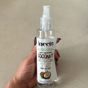 Inecto Coconut Body Oil 200ml - Kokosdoftande body oil från Inecto med ekologisk kokosolja. Kommer i en genomskinlig plastflaska med sprayfunktion och rymmer 200 ml. Perfekt för att ge huden extra fukt och glow, vegansk och naturlig formula.