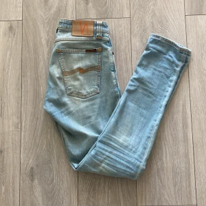 Nudie jeans - Säljer dessa ljusblå nudie jeans som är i mycket bra skick och som är perfekta för sommaren och den tidiga hösten. Den är i storlek W28 L32 och är riktigt snygga. Kontakta vid minsta fundering. Priset är inte hugget i sten 