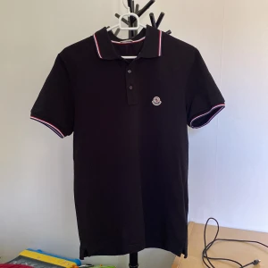 Moncler pike - Säljer denna skit snygga piken som är perfekt till sommaren! Den är i Storlek S men passar M också för den är stor i storleken. Skulle säga passar från 173-180cm. NFC tagg funkar också.