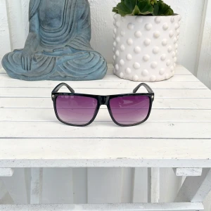 Solglasögon - Säljer ett par asfeta mörkblå likande solglasögon, de är väldigt lika med rayban boyfriend, jag har fler därav det billiga priset, hör av er vid frågor eller mer bilder, perfekta för sommaren
