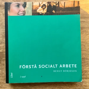 Förstå socialt arbete - Liber kurslitteratur  - Förstå socialt arbete (2 upplaga), Bengt Börjeson (2012). Köpte boken begagnad från en annan student, har inte själv läst den då jag hoppade av kursen. Boken är i bra skick vad jag kan se. Säljer även på studentapan, så först till kvarn. 