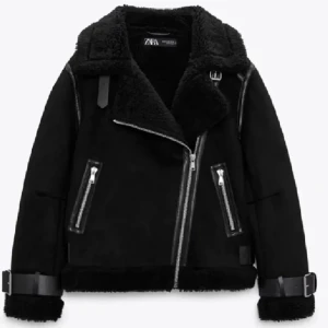 Teddyjacka - Säljer denna supersköka o varma jackan från zara.Som ny skick och försiktigt använd,inga defekter.Jackan har teddyfodder på insidan.Den säljs inte längre på zara. Nypris 859kr.