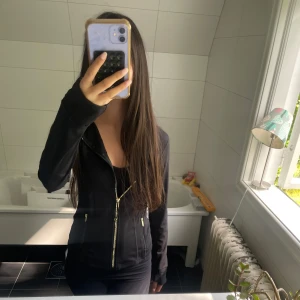 Lululemon Define Jacket liknande - Säljer en svart, figursydd träningsjacka med guldiga dragkedjor och hög krage. Jackan är tillverkad i ett stretchigt och fuktavvisande material som andas, perfekt för gymmet eller powerwalks. Långa ärmar med tumhål och snygga sömdetaljer. Är riktigt likt lululemons Define jacket!! HELT NY! 