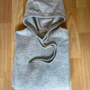 Kashmir  - Säljer denna grå Kashmir hoodie i perfekt skick, bara att höra av er vid minsta lilla fundering 😊