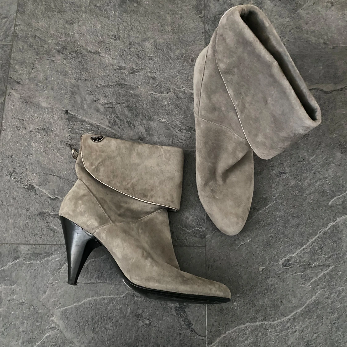 Grå mocka stövletter med rosett - 1