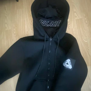 Svart Palace face mask thermal zip up - Svart hoodie från Palace med en ski mask i luvan. S/M