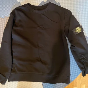 Stone Island tröja  - Stone Island tröja, nästan helt ny. Använd bara 2 gånger. Den är storlek S