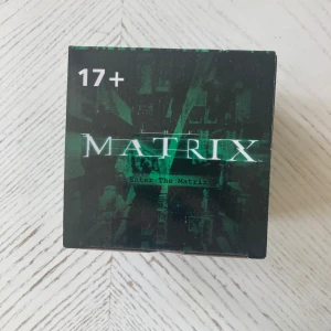 Enter the Matrix Puzzle  / Pussel - Coolt Matrix-pussel med 300 bitar, perfekt för dig som gillar futuristiska och ikoniska filmvärldar. Aldrig använt.