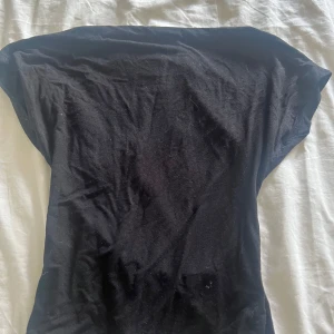 Rygglös topp - Säljer denna topp med öppen rygg. Storlek XS. Är inte alls så ”hårig/smutsig” som på bilden. Den är i fint skick. Vid intresse är det bara att höra av sig💗