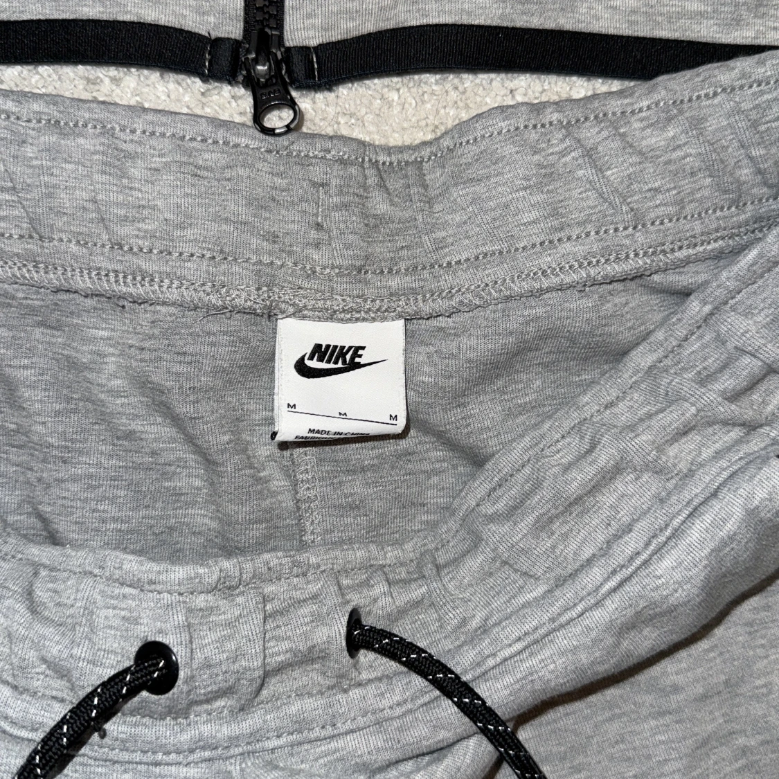 Grå mjukisbyxor från Nike med snörning - 4