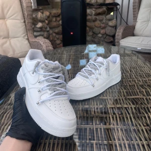 Nike Air Force 1 Custom – Double Laces - 👟 Nike Air Force 1 Custom – Double Laces 📏 Storlek: 43 💸 Pris: 1200 kr 🆕 Skick: Helt nya – aldrig använda 🧵 Detaljer: Custommodell med dubbla skosnören (double laces) – superunik och snygg design!  Sticker ut från mängden med dessa exklusiva Air Force 1 i customutförande. Perfekt skick, aldrig använda. Grym passform och stil – måste ses!  📍 Finns i Nyköping