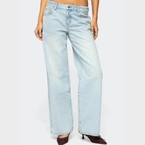 Lågmidjade jeans  - Säljer mina lågmidjade jeans från edikted 🩵 köpta för 1300kr och gick inte att skicka tillbaka så original förpackning samt lappar finns kvar. Storlek XS men passar S också. Tryck gärna på köp nu! Pris kan diskuteras vid snabb affär! 