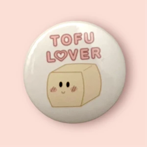 Pin Tofu Lover Badge - En söt pin med ett tofublock och texten #TOFU LOVER”. Ca 4,4 cm i diameter. Perfekt present till veganen, eller någon som bara älskar tofu 💕