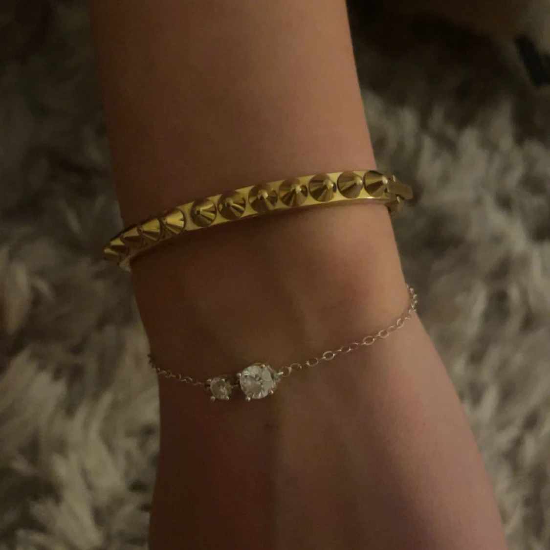 Guldigt armband med nitar från Edblad - 1