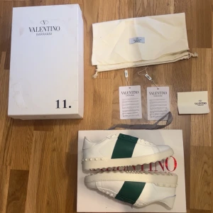 Valentino Garavani Open sneakers vit/grön - Säljer mina Snygga Valentino Garavani Open sneakers då dom inte passade och aldrig blev använda. Stl 42 