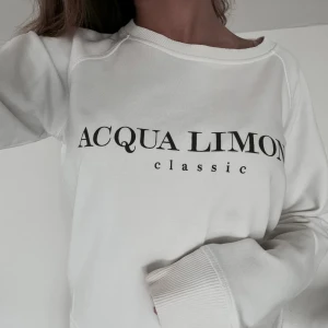 Acqua Limone College Classic White - Vit sweatshirt från Acqua Limone i klassisk modell med logga på fram och baksida. Tröjan har rund hals, långa ärmar och ribbade muddar. Perfekt för dig som gillar stilrena plagg. Nyskick, bara använd ett fåtal gånger. Jättefin kvalitet. Strl. Xs. Nypris: 1099